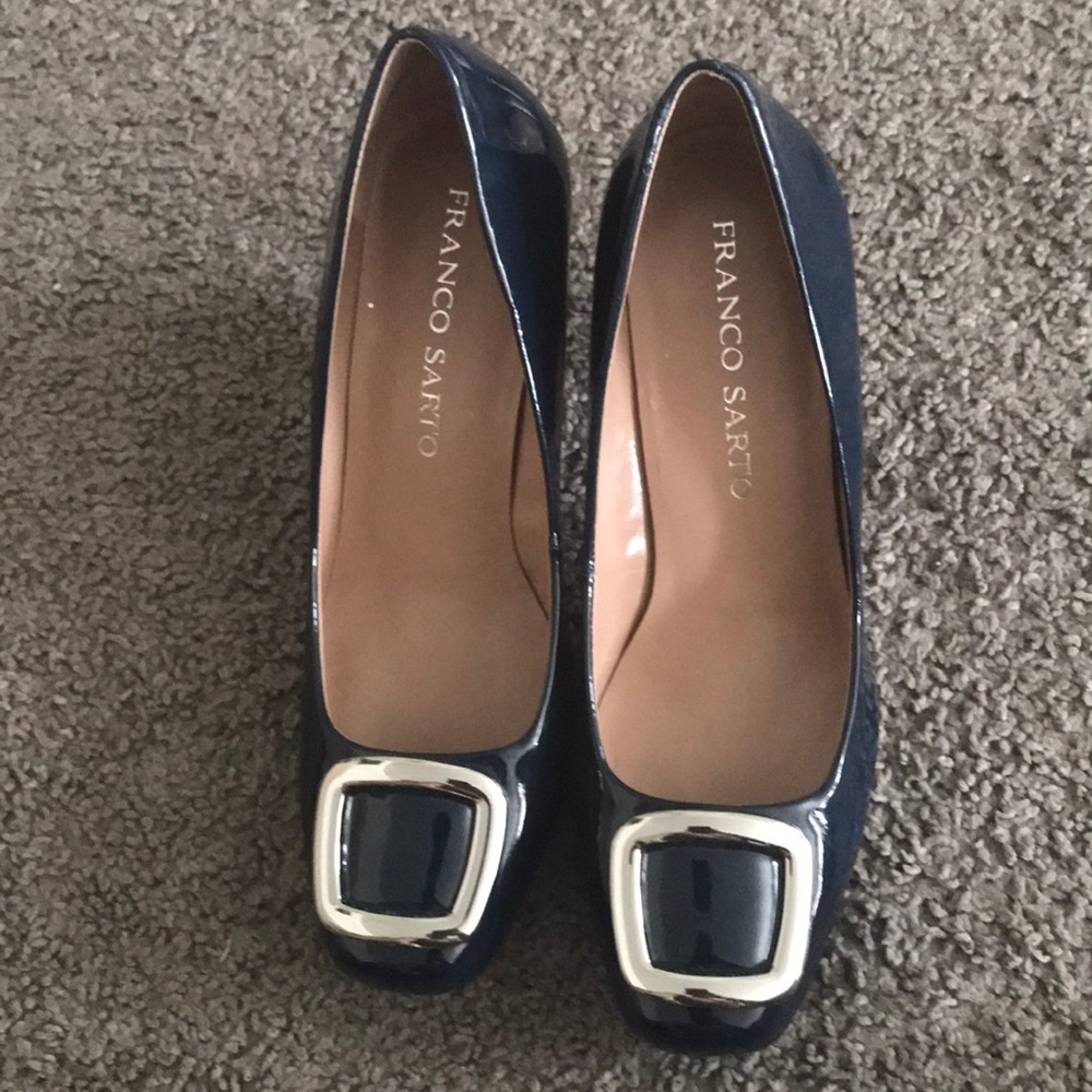 Varieties of dress shoes/sandals - Picture 6 of 16